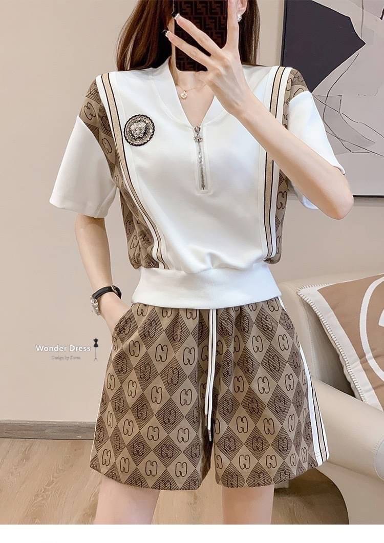 NEW ARRIVAL KOREA DESIGN BY WONDER DRESS สินค้าพร้อมส่ง เซทเสื้อยืดกับกางเกงขาสั้นลวดลายคลาสสิค ดีเทลเสื้อแขนสั้นสีขาวแต่งซิปช่วงหน้าอก จับคู่มากับกางเกงขาสั้นแต่งแทบข้าง งานน่ารักสวมใส่สบายคะ