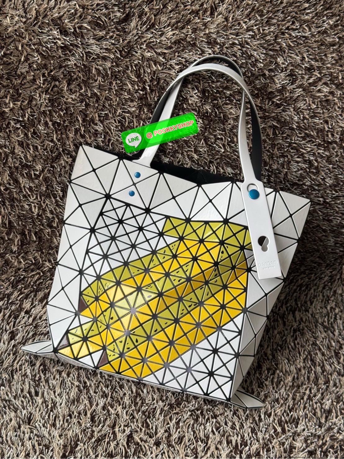 Baobao issey miyake Fruit กระเป๋าโท้ทซีรีย์รุ่นนี้มีลวดลายผลไม้น่ารัก ชิ้นส่วนตรงกลางถูกแทนที่ด้วยชิ้นส่วนต่างๆ ทําให้เกิดลวดลายดูมีมิติ เป็นขนาดที่เหมาะกับเอกสาร A4 และแล็ปท็อปขนาด 13 นิ้ว นอกจากนี้ยังมีกระเป๋าซิปด้านในที่สะดวกสําหรับจัดเก็บสิ่งของมีค่า