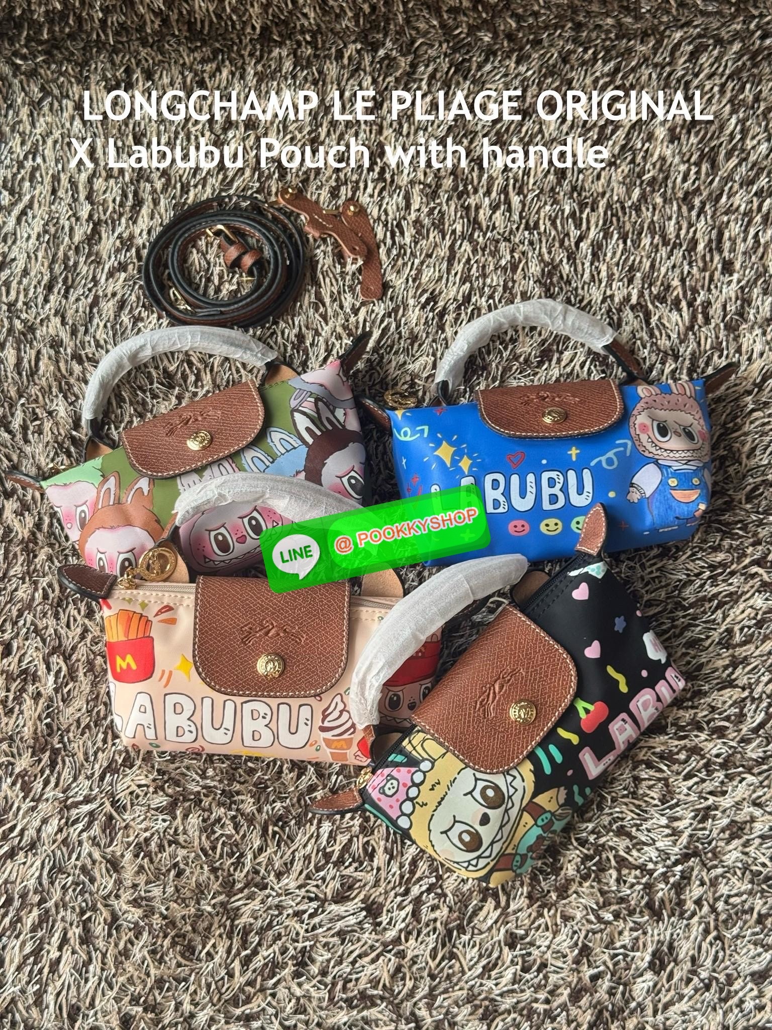 LONGCHAMP LE PLIAGE ORIGINAL X Labubu Pouch with handle เป็นการร่วมงานกัระหว่างแบรนด์ และยังกระเป๋าถือขนาดมินิทรงpouch ที่ด้านหน้ามีลวดลายน้องลาบูบู้ในแบบต่างๆ เปิดปิดระบบสองชั้น ได้ว่าของด้านในมีความปลอดภัย เหมาะอย่างยิ่งสำหรับสาวๆที่ชอบกระเป๋าขนาดมินิไซ