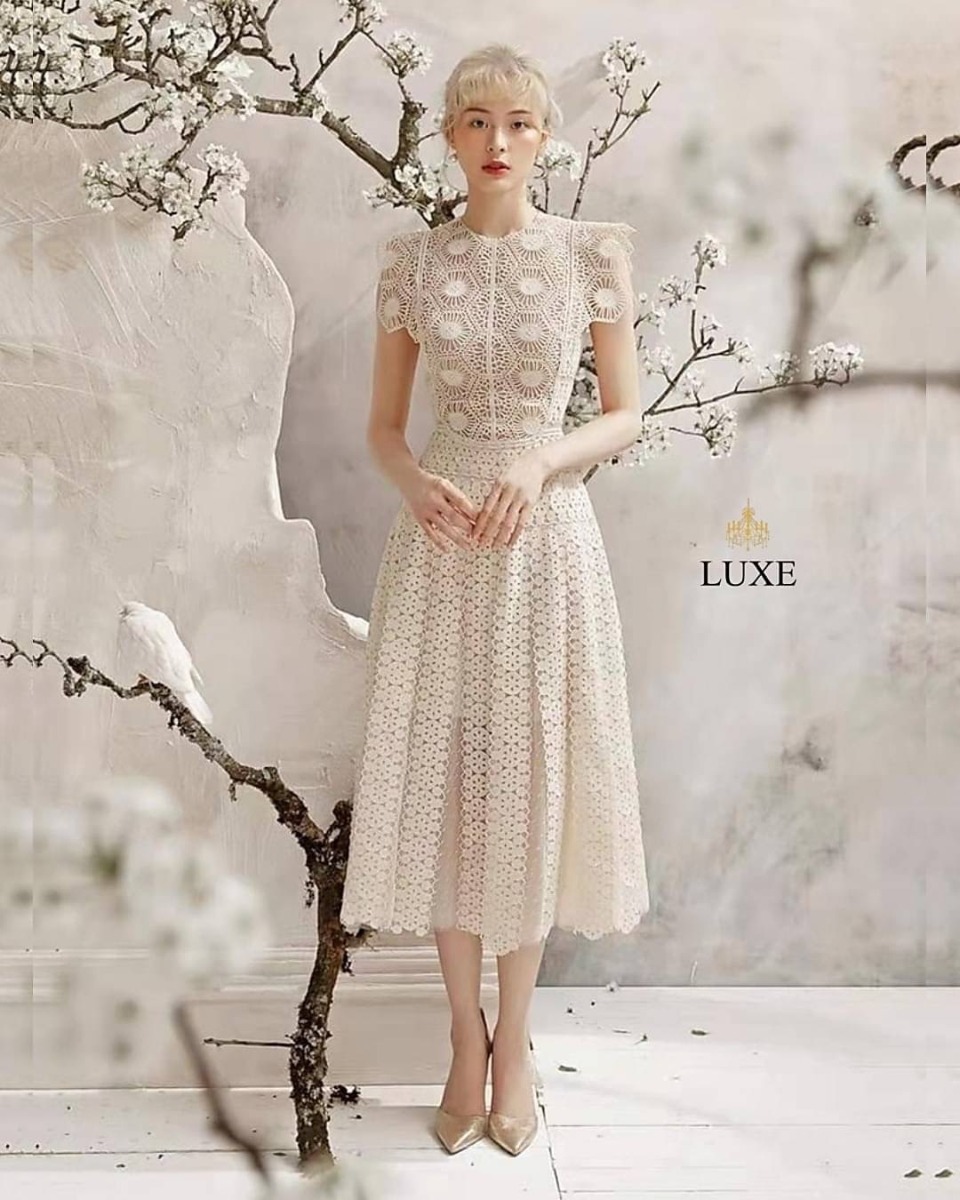 Guipure Lace Dress Label : LEA เดรสเสื้อคอกลมแขนกุด กระโปรงบานทรงเอยาวคลุมเข่า ทำจากลูกไม้โครเชต์เนื้อนุ่ม ทอลายสวยคมชัด แต่งสลับผ้าเน็ตซีทรู มีซิปซ่อนและซับในอย่างดี คัตติ้งเนี้ยบ เรียบหรูดูดีค่ะ