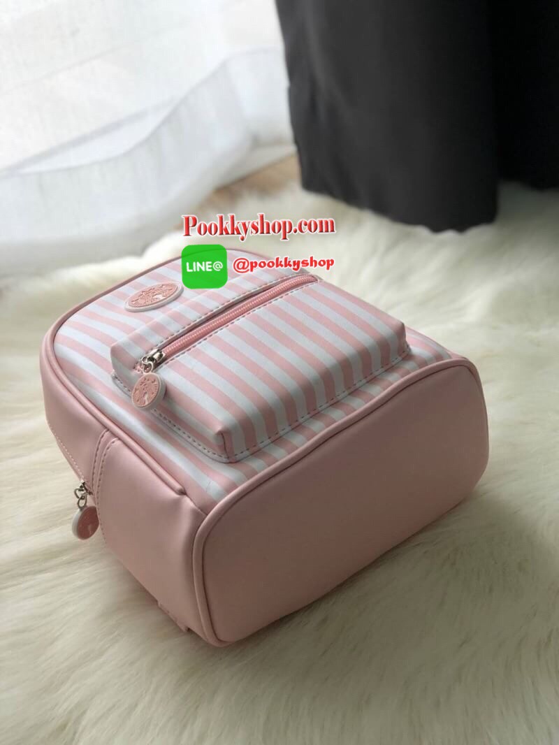 STARBUCKS BACKPACK กระเป๋าเป้สุดน่ารัก ขนาดกำลังพอเหมาะสำหรับใส่ของระหว่างวัน และช่องจัดเก็บอีกหลากหลายรูปแบบ ดีไซน์สวยนับเป็นอีกหนึ่งกระเป๋าเป้ที่พร้อมให้คุณได้สะพายออกไปข้างนอกได้ทุกวันอย่างมั่นใจ เพราะแมทช์เข้ากับทุกลุค รุ่นนี้แนะนำเลยค่า