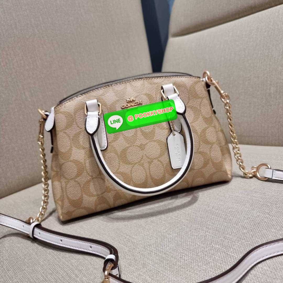 COACH F29434 MINI SAGE CARRYALL IN SIGNATURE CANVAS รุ่นยอดฮิต!! ที่สุดของกระเป๋าสะพายขายดี ต้องทรงถังมินิรุ่นนี้ วัสดุหนังแคนวาสเคลือบลาย สวย คลาสสิค มาพร้อมสายสะพายข้างและหูหิ้วในตัว ถอดออกถือคล้องแขนเก๋ๆ หรูๆยังได้ ภายในเป็นช่องโล่ง แบ่งสัดส่วนอย่างดี