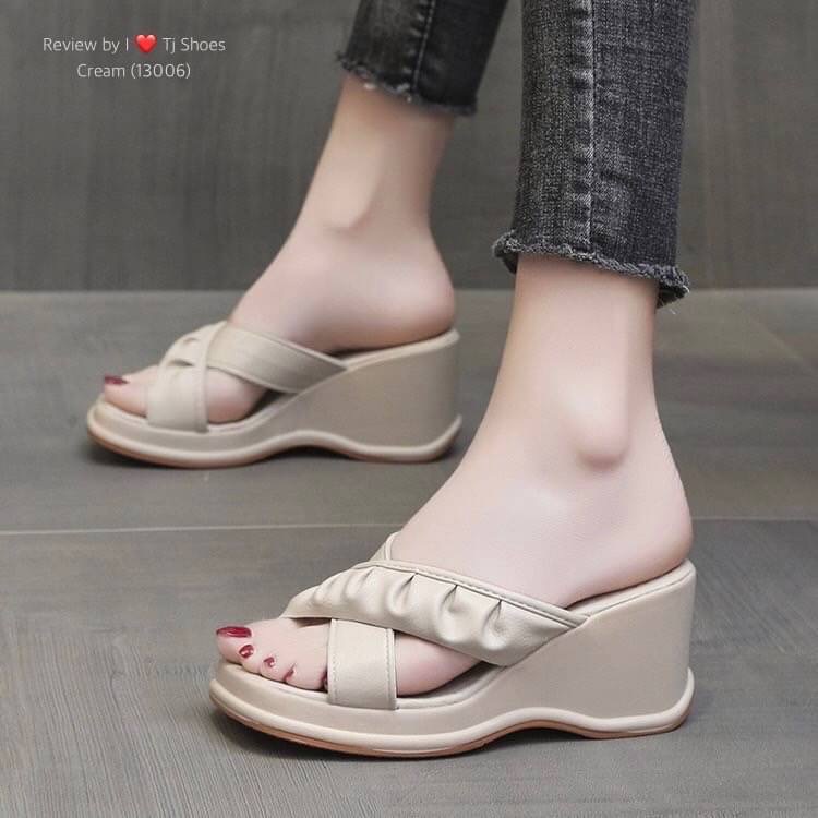 !! พร้อมส่งรองเท้าส้นเตารีดนำเข้าสวยเก๋ขายดีมากๆ !!! - หนังรุ่นนี้นิ่มมากใส่ดีมาก น้ำหนักเบา - มีรูระบายอากาศ ใส่แล้วเท้าไม่อับ - ทรงสวย สวมใส่ง่าย ใส่ได้ตลอดไม่ตกเทรนด์ - จับแมทกับชุดง่าย ใส่แล้วดูเกร๋ดูน่ารักมากๆ