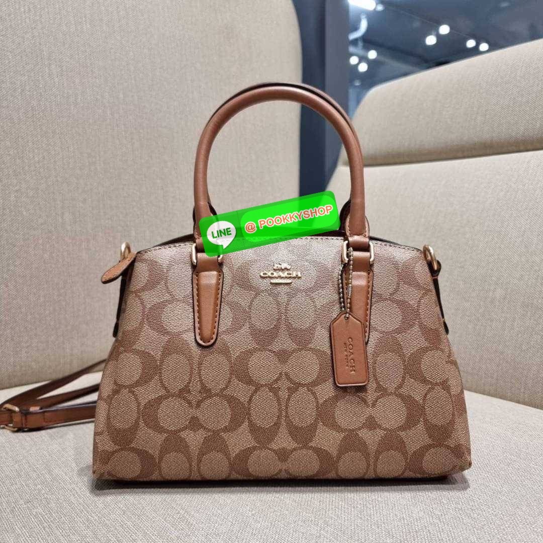COACH F29434 MINI SAGE CARRYALL IN SIGNATURE CANVAS รุ่นยอดฮิต!! ที่สุดของกระเป๋าสะพายขายดี ต้องทรงถังมินิรุ่นนี้ วัสดุหนังแคนวาสเคลือบลาย สวย คลาสสิค มาพร้อมสายสะพายข้างและหูหิ้วในตัว ถอดออกถือคล้องแขนเก๋ๆ หรูๆยังได้ ภายในเป็นช่องโล่ง แบ่งสัดส่วนอย่างดี