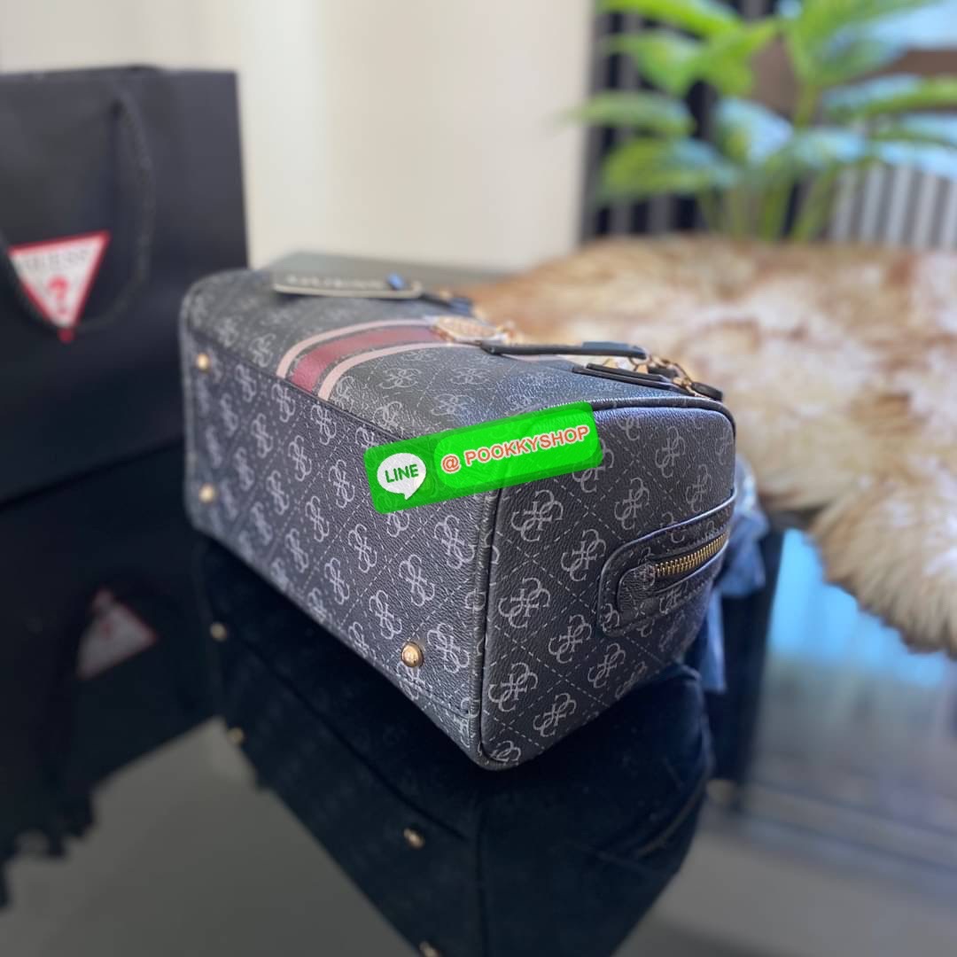 GUESS JENSEN BOX SATCHEL กระเป๋าทรงหมอน ประดับพวงกุญแจโลโก้แบรนด์ด้านหน้ากระเป๋า มีหมุดรองฐานตั้งอยู่ทรง มาพร้อมกับสายสะพายยาวปรับระดับได้ ภายในซับในตราแบรนด์อย่างดี รุ่นนี้สวยงามมากค่ะ สินค้าถ่ายจากงานจริง ใครได้ไปรับรองไม่ผิดหวัง❤️