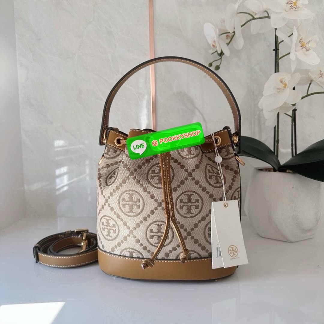 TORY BURCH T MONOGRAM JACQUARD BUCKET BAG กระเป๋าสะพาย ทรงบัคเกต รุ่นฮอต สไตล์ไหนเข้าได้ ทุกลุค วัสดุ jacquard ตัดขอบหนังแท้ ภายในเป็นช่องโล่งกว้าง ใส่ของได้เยอะหยิบจับสะดวก มาพร้อมสายสะพายข้างหนังแท้ ถอดและปรับระดับได้สะพายชิวได้ทุกโอกาส
