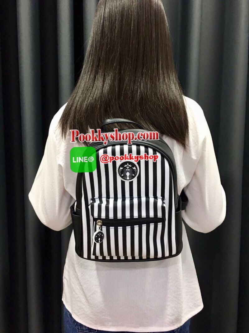 STARBUCKS BACKPACK กระเป๋าเป้สุดน่ารัก ขนาดกำลังพอเหมาะสำหรับใส่ของระหว่างวัน และช่องจัดเก็บอีกหลากหลายรูปแบบ ดีไซน์สวยนับเป็นอีกหนึ่งกระเป๋าเป้ที่พร้อมให้คุณได้สะพายออกไปข้างนอกได้ทุกวันอย่างมั่นใจ เพราะแมทช์เข้ากับทุกลุค รุ่นนี้แนะนำเลยค่า