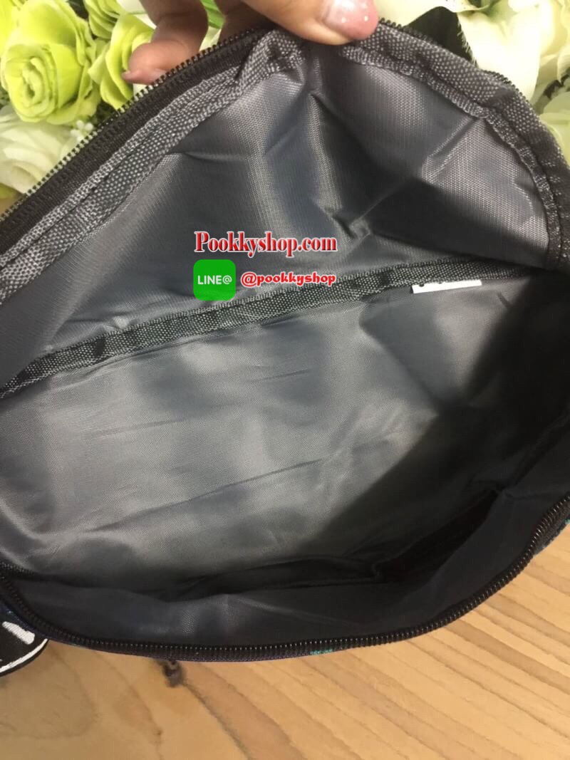 FILA Waist Bag.. รับซัมเมอร์ด้วยลวดลายเกร๋ๆ กระเป๋าคาดอกคาดเอว FILA แบรนด์ฮิตที่ไม่เคยตกเทรน มาให้สะพายกันก่อนใคร ด้วยดีไซต์ลวดลายที่แมทกันอย่างลงตัว ด้านหน้าสกรีนแบรนด์ วัสดุNYLON 100% เคลื่อบเงาอีก 1 ชั้น กันน้ำได้ในระดับหนึ่ง.. เปิดปิดด้วยซิปยาว จุของไ