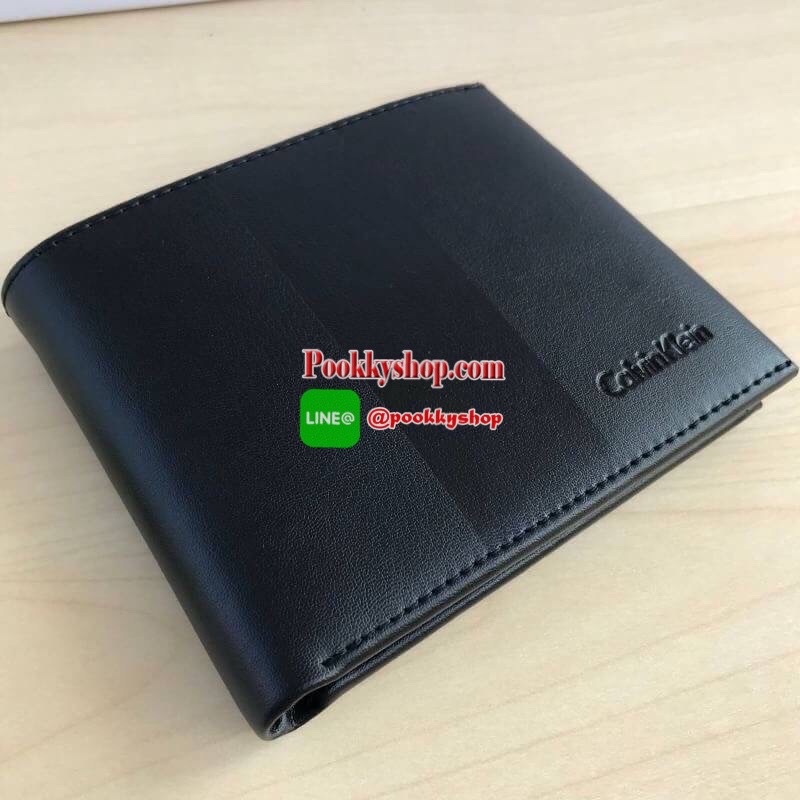 Calvin Klein Leather Belt & Wallet Set Setกระเป๋าสตางค์+เข็มขัด กระเป๋าสตางค์ด้านหน้าตกแต่งด้วยโลหะโลโก้แบรนด์ มีช่องใส่บัตร ช่องใส่ธนบัตร 2 ช่อง เข็มขัดหนังแท้ปั๊มแบรนด์ สามารถสลับใช้ได้ทั้ง 2 ด้าน เข็มขัดปรับระดับได้ 5 ระดับ มาพร้อมที่เจาะรูจ้า