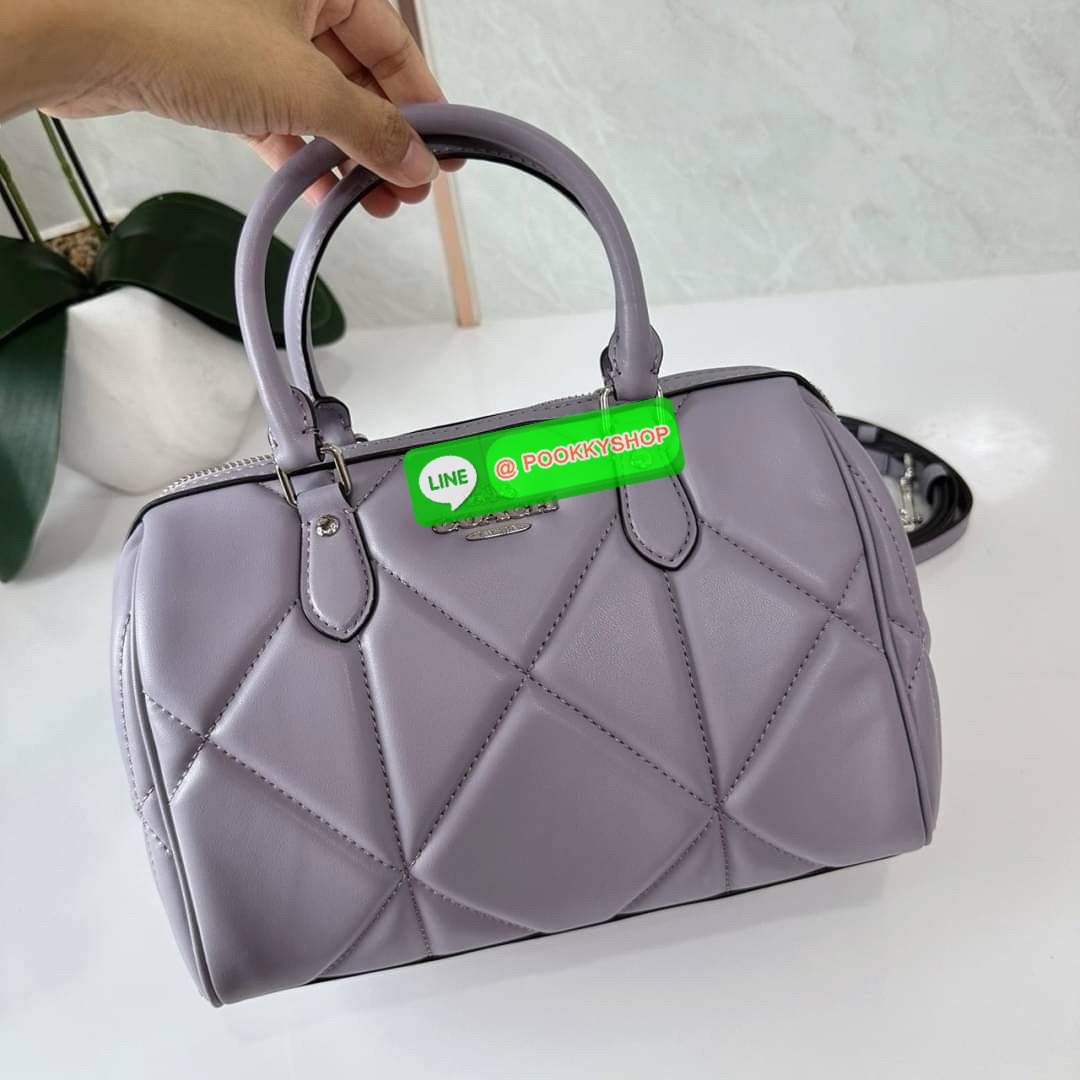 Coach Rowan Satchel With Puffy Diamond Quilting (CJ160) 🔖กระเป๋าทรงหมอนรุ่นใหม่ล่าสุดสัมผัสนุ่มมือ 🔖วัสดุ : Nappa leather (หนังแนบปา) 🔖เปิด-ปิดด้วยซิปแบบโลหะ ภายในช่องโล่งกว้าง ใส่กระเป๋าสตางค์ใบยาวได้ มีหมุดรองฐานอยู่ทรง 🔖