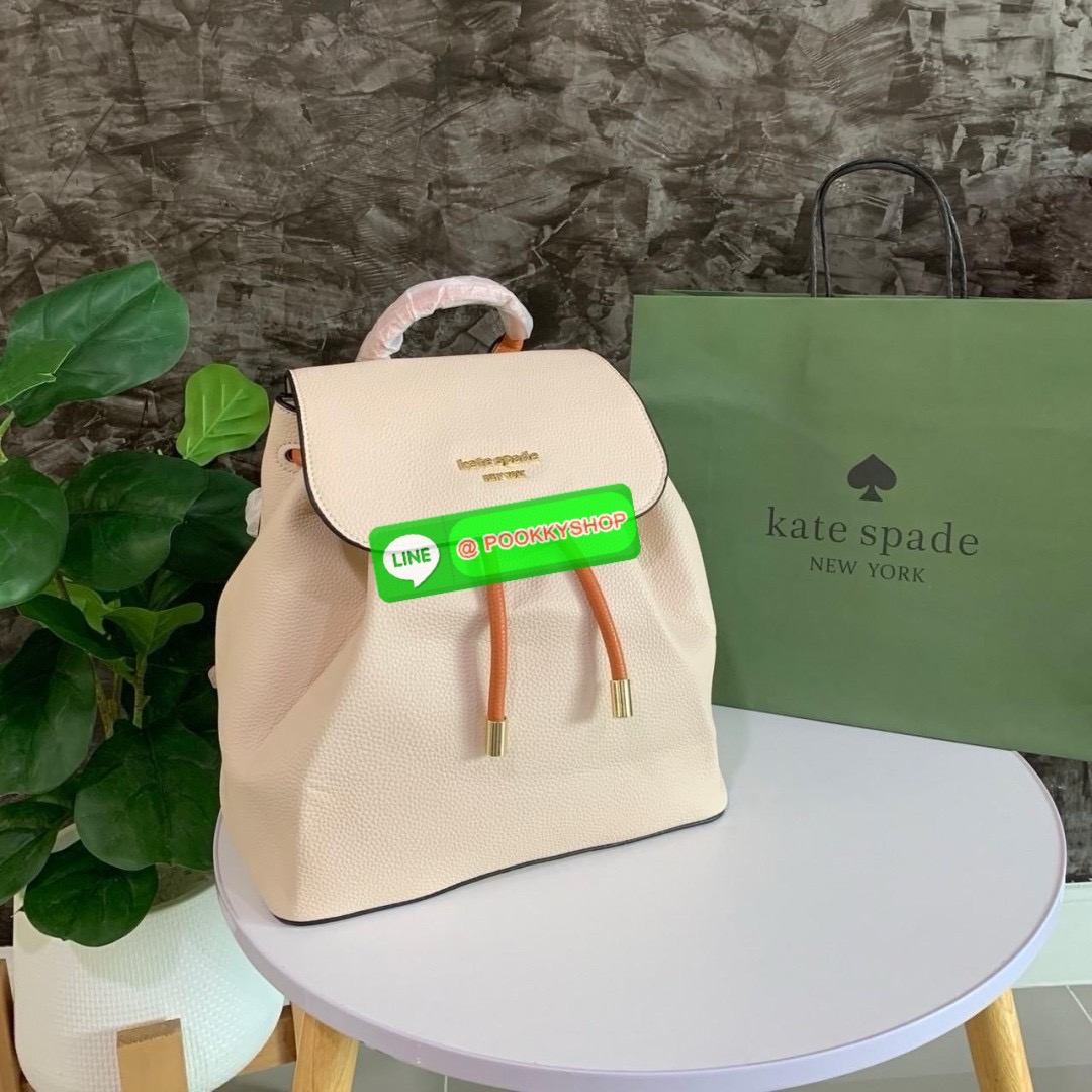 KATE SPADE NEW YORK Sinch Pebbled Leather Medium Flap Backpack กระเป๋าสะพายเป้หนังนิ่มลายหนังสวย ด้านหน้าตกแต่งด้วยชื่อแบรนด์ มีช่องซิปเล็กด้านข้างกระเป๋า 1 ช่อง ช่องใหญ่เปิด-ปิดด้วยตัวรูด ด้านในโล่งกว้างจุของได้เยอะมาก และมีช่องซิปใส่ของจุกจิกค่ะ