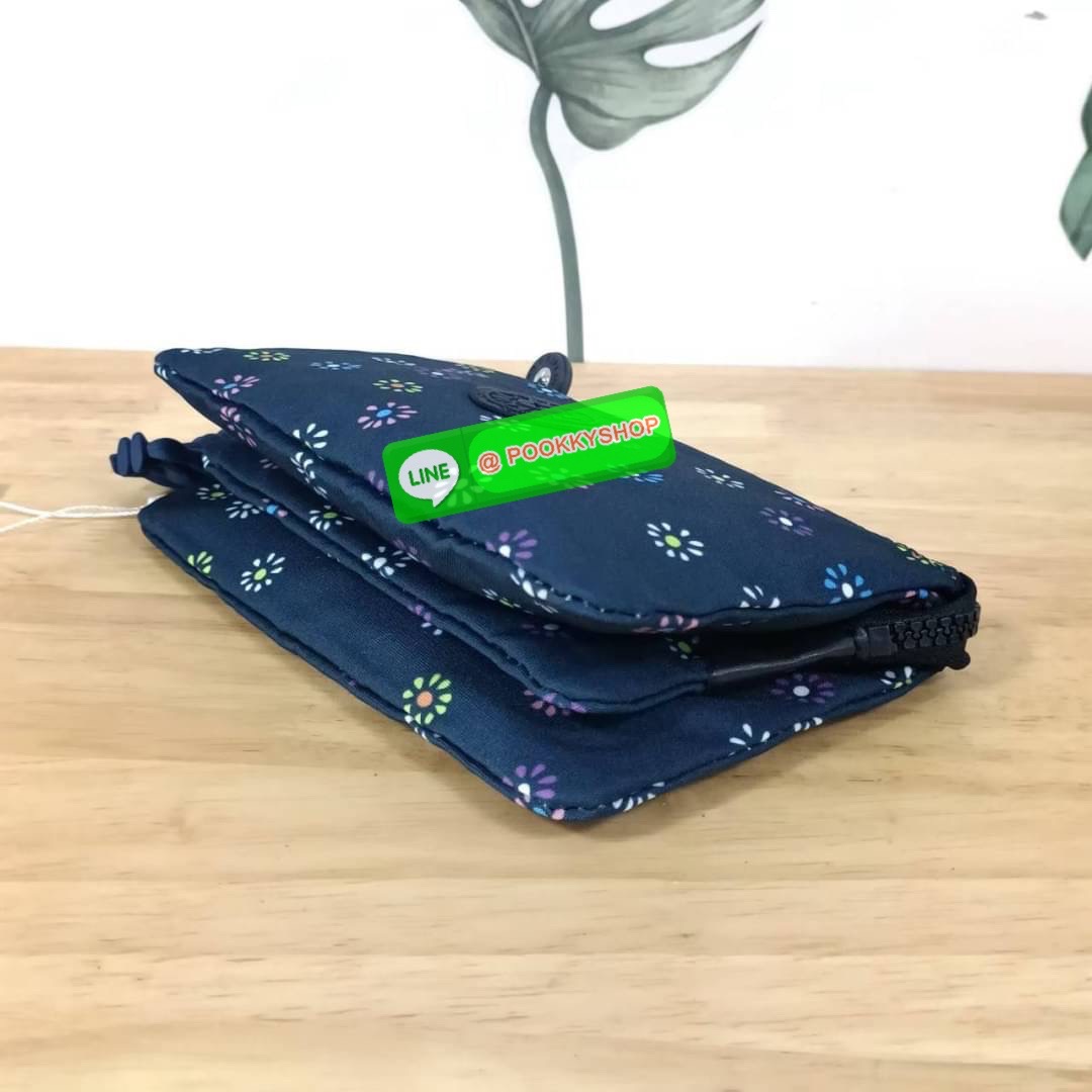 Kipling Creativity Large Pouch วัสดุ Nylon 100% กระเป๋าคล้องมือขนาดพอเหมาะ 7.25 นิ้ว พกพาสะดวก เปิด-ปิดด้วยซิปเดียวใช้งานง่าย ด้านในมีช่องกว้าง 2 ช่องและช่องซิปเล็กตรงกลางอีก 1ช่อง ใช้งานได้สะดวก สามารถใส่มือถือ 7.5 นิ้วได้ กุญแจรถ ธนบัตรได้ ล็อตนี้มาพร้อ