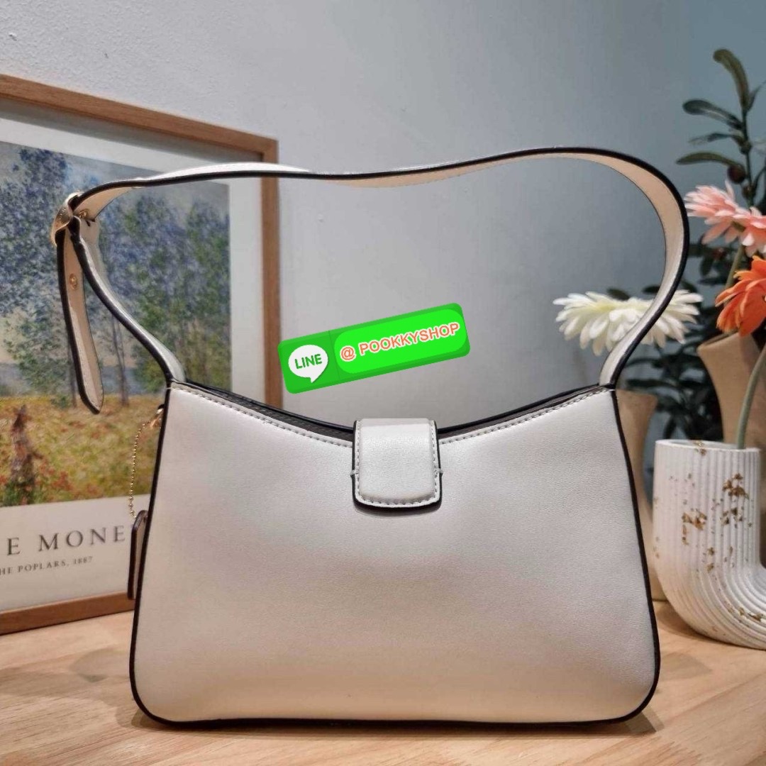 COACH CR533 ELIZA SHOULDER BAG 🔅 Details ใหม่ล่าสุด กระเป๋าสะพายไหล่ทรงโฮโบสุดหรู ดีไซน์โลโก้แบบใหม่และหรูหรายิ่งขึ้น คงความคลาสสิคและวินเทจ เปิด-ปิดด้วยสายคาดแบบกระดุมแม่เหล็ก ภายในเป็นช่องโล่ง แบ่งสัดส่วนไว้อย่างดี มีทั้งช่องใส่บัตร และช่องซิป ส