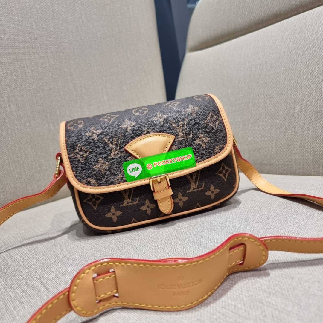 Rare item!! LV sologne crossbody bag ที่สุดของรุ่นหายากที่จัดเต็มให้แบบฟูลเซ็ท กระเป๋าสะพายราคาสุดคุ้มจากเคาน์เตอร์ dutyfree ที่ดีไซน์ออกมาน่ารักน่าใช้ ขนาดกำลังสวยมาก วัสดุหนังแคนวาส เปิด-ปิดด้วยกระดุมแม่เหล็ก ภายในโล่ง มีช่องซิปแยกให้ ใส่ของสำคัญได้สบาย