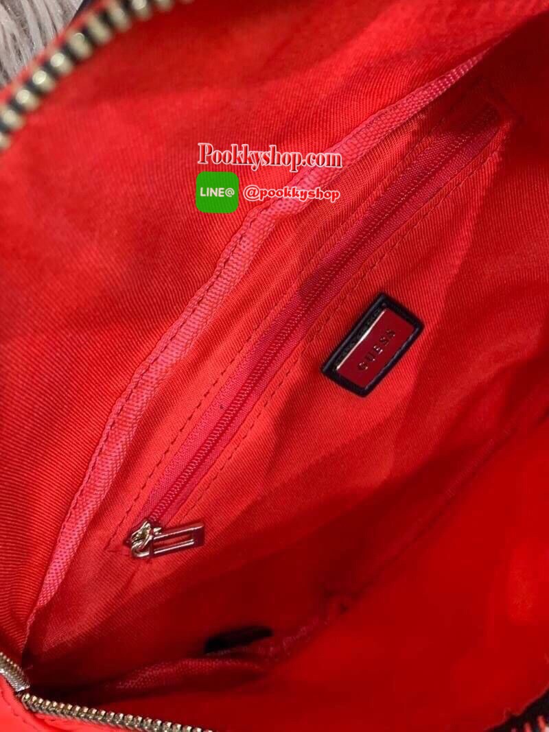 Guess Adjustable belt strap waist bag กระเป๋าทรงคาดอกคาดเอวทรงยอดฮิตแห่งปี ออกมาให้ยลโฉมอีกรุ่นด้วยการใช้งานที่ง่ายและคล่องตัว มีหัวซิปสามเหลี่ยมโลโก้แบรนด์เป็นสัญลักษณ์ ใส่โทรศัพท์มือถือได้ทุกรุ่น สายสะพายปรับได้ฟรีไซส์ สวยดูโฉบเฉี่ยวเอาใจวัยรุ่นเลยคร้า!