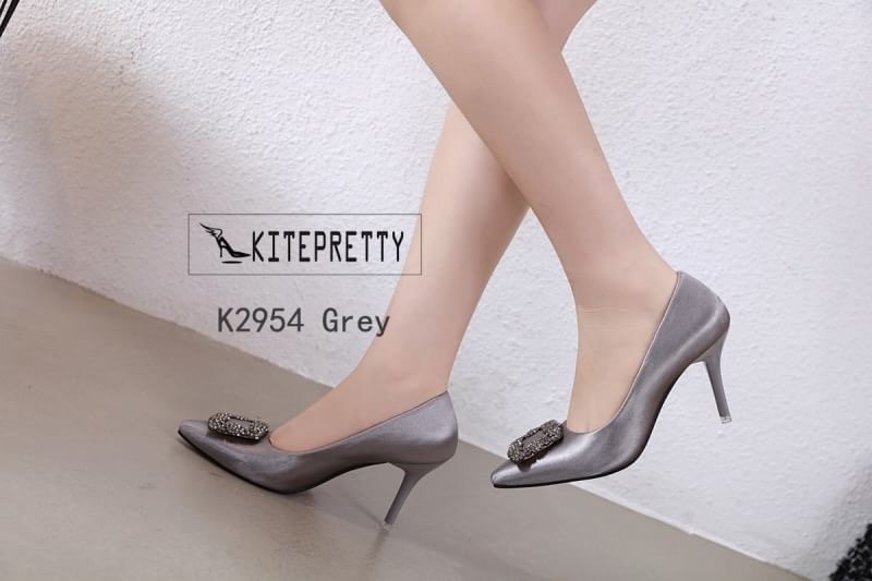 สินค้าพร้อมส่ง มาใหม่จ้าาา รองเท้าคัชชูงานผ้าซาติน สวยหรูเลยจ้าาา ทรงขายดี งานสวยเป๊ะทุกอณู คัชชูทรงหัวแหลมติดอะไหล่ ส้นเข็มสูง 3.5 นิ้ว ใส่ทำงาน ใส่ออกงานได้หมดจ้าา