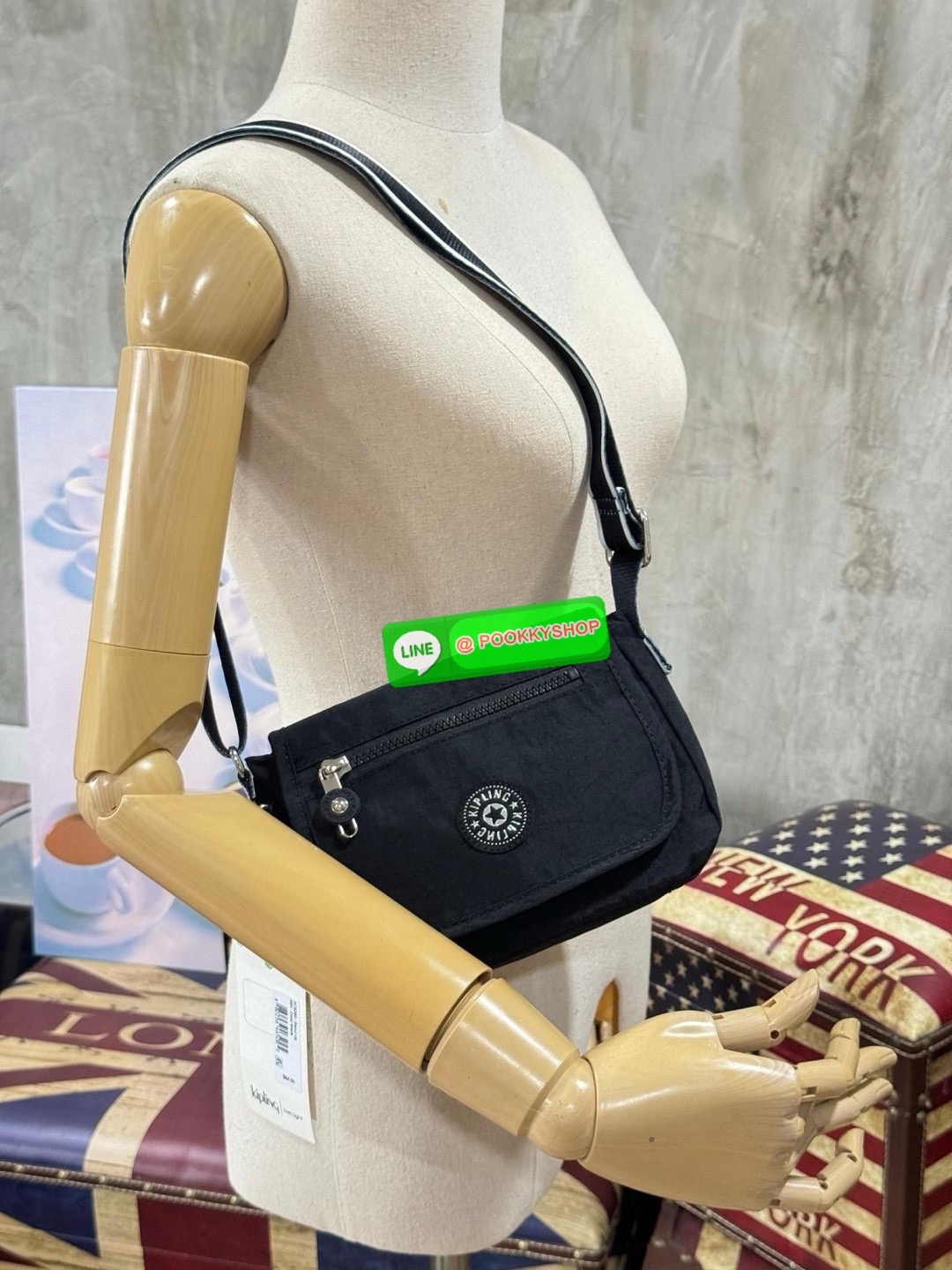 Kipling Sabian Crossbody Mini Bag (AC8280) เป็นอีกหนึ่งกระเป๋าขนาดกะทัดรัด สามารถจัดเก็บของได้เป็นระเบียบ และใส่สิ่งของจำเป็นได้มากกว่าที่คิด โดยมีช่องใส่ของมากมายทั้งด้านหน้า 1 ช่อง ด้านในของกระเป๋า 2 ช่อง อีกทั้งสายสะพายยังสามารถปรับความสั้นยาวได้ตามต้อ