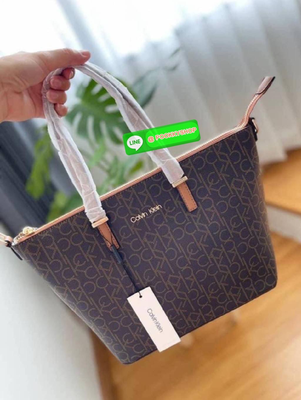 กระเป๋าทรงช้อปปิ้ง จากแบรนด์ Calvin Klein หนังดี ทรงสวยมาก มาพร้อมสายสะพายหนัง ถอดได้ ปรับระดับได้ เปิดปิดด้วยซิปบน ภายในโล่งกว้าง ซับในอย่างดี มี 1 ช่องซิป และ1 ช่องเล็ก