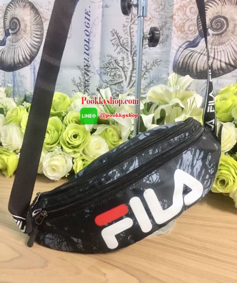 FILA Waist Bag.. รับซัมเมอร์ด้วยลวดลายเกร๋ๆ กระเป๋าคาดอกคาดเอว FILA แบรนด์ฮิตที่ไม่เคยตกเทรน มาให้สะพายกันก่อนใคร ด้วยดีไซต์ลวดลายที่แมทกันอย่างลงตัว ด้านหน้าสกรีนแบรนด์ วัสดุNYLON 100% เคลื่อบเงาอีก 1 ชั้น กันน้ำได้ในระดับหนึ่ง.. เปิดปิดด้วยซิปยาว จุของไ
