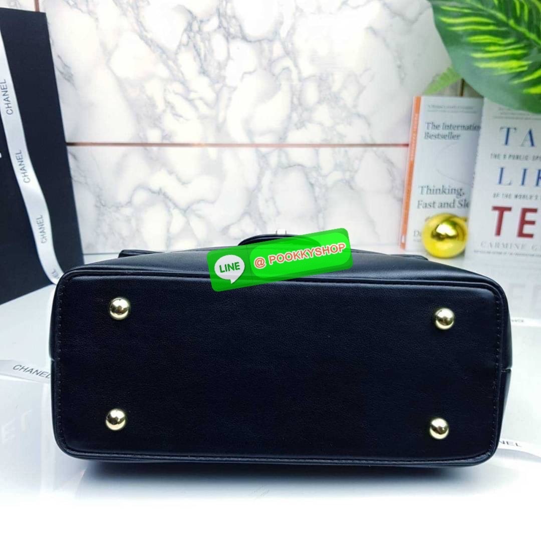 CHANEL BAG VIP GIFT WITH PURCHASE (GWP) จาก CHANEL DUTY FREE COUNTER (CHN814) กระเป๋าสะพาย มีใบเล็กขนาดน่ารักไว้ห้อยได้ ปรับสะพายไหล่ หรือครอสบอดี้ได้หมด ทรงสวย คุ้มมาก