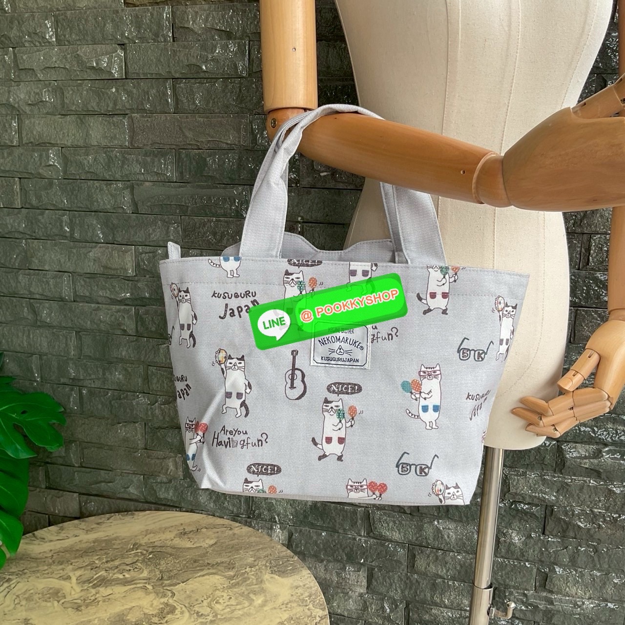 กระเป๋าถือ คล้องแขน ทรงโท้ทสุดเก๋และน่ารัก Nekomaruke Hamipoke Bag จาก Kusguru Japan กระเป๋าโท้ทสุดน่ารักใบนี้เหมาะสำหรับผู้หญิง และเป็นไอเทมใหม่ในคอลเลกชันฤดูใบไม้ผลิ/ฤดูร้อน 2025