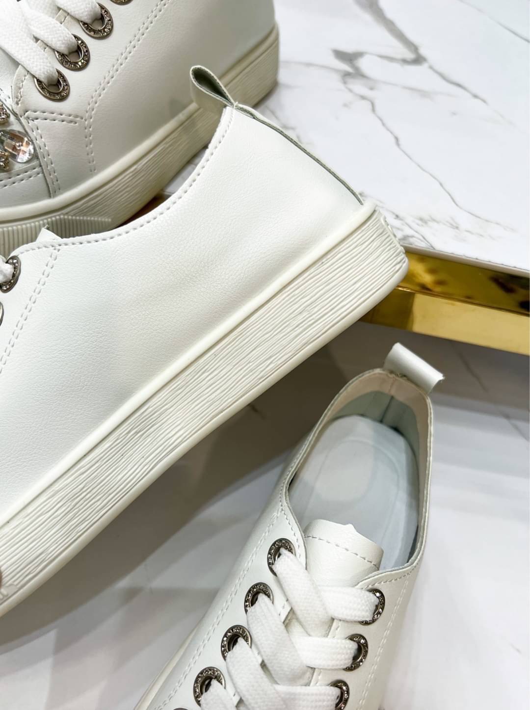 𝙉𝙀𝙒 𝙉𝙀𝙒 ‼️ ____________________$ รองเท้าผ้าใบสไตล์เกาหลีสีขาวความเก๋ของรุ่นนี้ตรงด้านหน้าติดเพชรระยิบระยับที่สุดเล่นไฟมาก รุ่นนี้ใส่แมทช์กับชุดไหนก็เริ่ดรองเท้านิ่มใส่สบายผ้าใบที่ไม่ธรรมดา สาวๆจะพลาดไม่ได้น๊