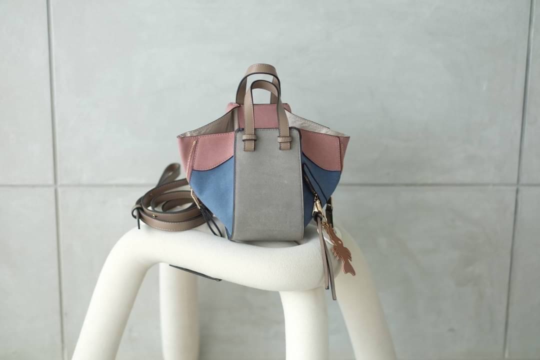 มาอีกรอบละจร้าาา Hammock รุ่นนี้ถามกันไม่เลิก เลยตั้งใจผลิตมาอีกครั้ง สวยๆทุกสี งายดีสวยเนี๊ยบทรงแป๊ะมาก พิเศษ..เลยจร้า แถมฟรี !! ตัวห้อยกุ้งน้อย เพิ่มความโดดเด่นขึ้นไปอีก ... งานนี้รับรองไม่ผิดหวัง ดีเทลรายละเอียดสวยมาก