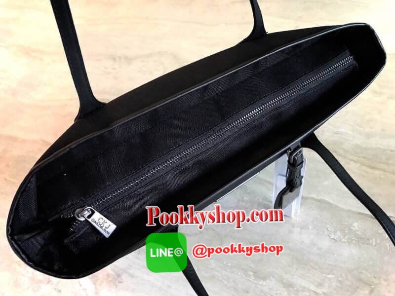 CALVIN KLEIN" JEANS TOTE BAG (Size M) กระเป๋าสะพาย Calvin Klein Jeans Limited Edition จาก Calvin Klein Jeans วัสดุ Polyester คุณภาพดีเนื้อหนาน้ำหนักเบา ด้านหน้าประดับโลโก้ Calvin Klein Jeans พร้อม TAG ห้อยที่หูหิ้วดูมีดีเทล เปิดปิดด้วยซิปสะดวกใช้ หัว