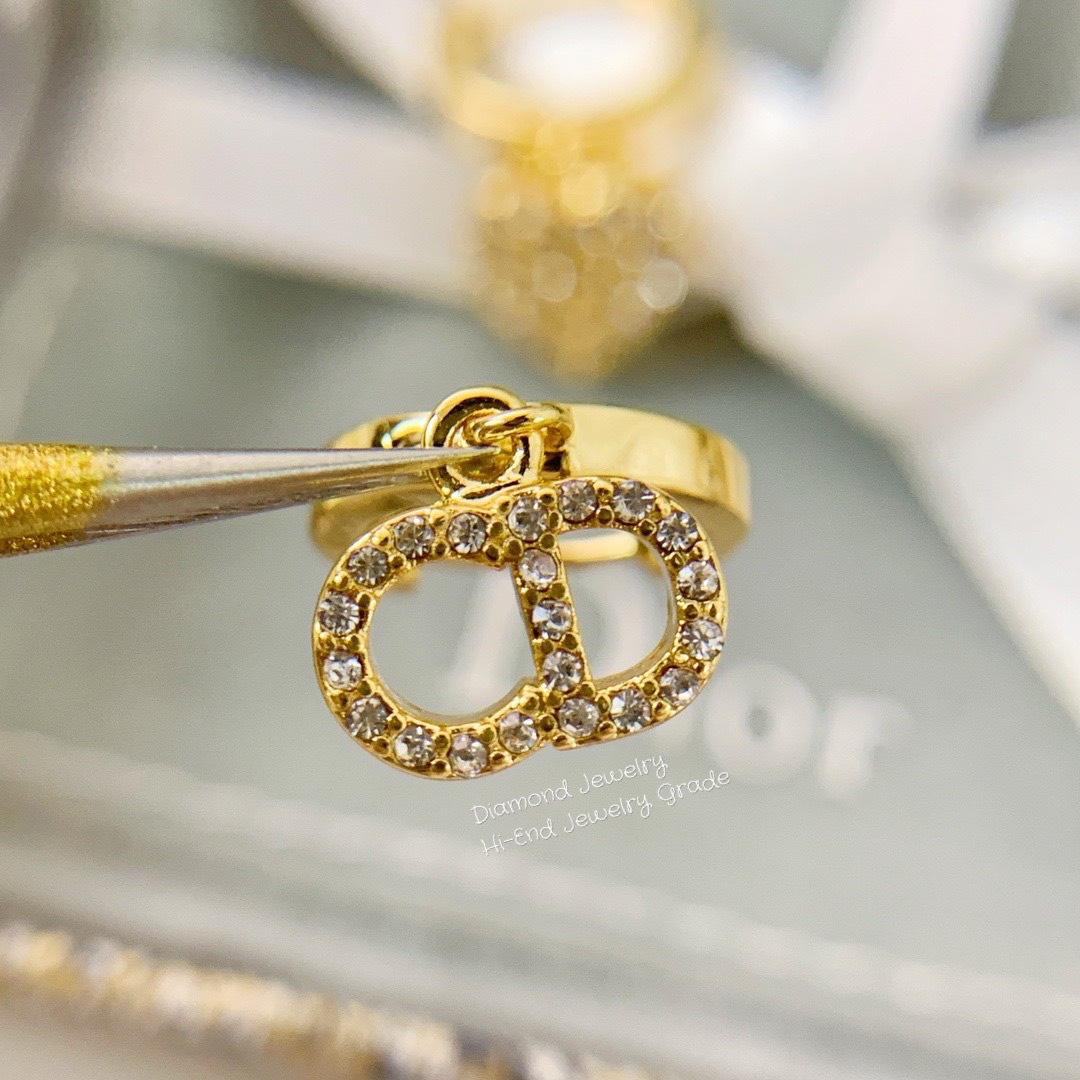 Super Hi-End Quality !!!! ((งาน 1:1 เหมือนในช็อปมากที่สุดในท้องตลาด)) Christian Dior Earring ต่างหูดิอองาน 1:1 เหมือนของแท้เป๊ะๆค่ะ รับรองงานสวยมากกกกก ดูหรู ดูผู้ดีสุดๆ งานดี เพชรคุณภาพดีมากๆมากๆคะรับประกันความพอใจเลยค่ะ ตัวเรือนสีทองเงา งาน laser stamp