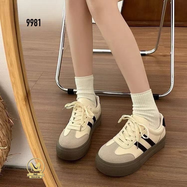 รองเท้าผ้าใบทรงสวย ดีไซน์ลายแถบสองข้าง ใส่แล้วลุคดูแพงแบบแกล้ง ๆ แต่ราคาเป็นมิตรสุด ๆ พื้นหนาแบบกำลังดี ช่วยเพิ่มความสูงแถมขาดูเรียวขึ้นทันตา ใส่ไปเรียน ทำงาน เที่ยว คาเฟ่ ได้หมดทุกมูด
