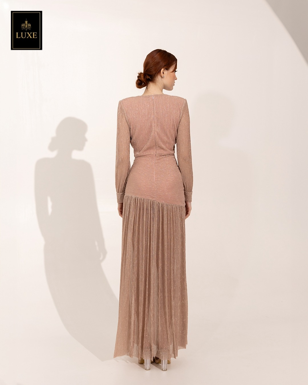 เดรสแฟชั่น แม็กซี่เดรสเสื้อคอวีป้าย แขนยาวเสริมไหล่ กระโปรงจับเดรปย่นเข้ารูปตรงสะโพก