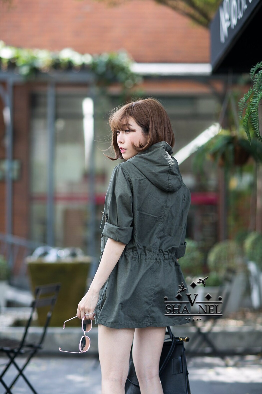 ขายดีที่สุด โค๊ทฮูทเสื้อคลุมทรงทหาร ช่วงเอวเป็นสายปรับรูดเอวได้ ผ้าสีใส่สบาย งานมาพร้อมป้ายเพชร V Chanel บอกเลยต้องมี ใส่แบบไหนก็เท่ห์ ได้ใจสุดๆๆ