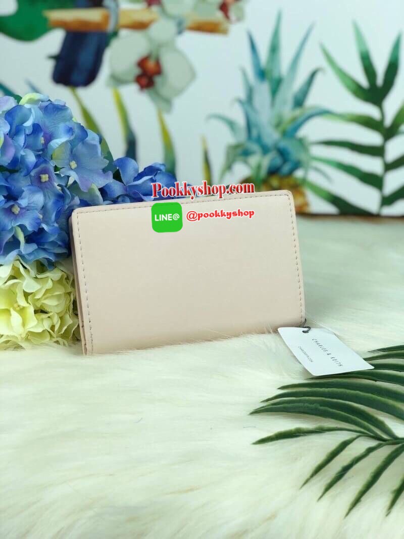 New! CHARLES & KEITH SHORT WALLET กระเป๋าเงินรุ่นใหม่สีสันน่ารัก วัสดุหนังเรียบ ด้านหน้ามีโลโก้แบรนด์ เปิดปิดแบบกระดุม มีช่องใส่บัตร 5 ใบ และช่องเล็กเก็บของได้ มีช่องซิปใส่เหรียญ สามารถใส่ธนบัตรได้ตามยาว แบงค์พันก็ใส่ได้จ้า รุ่นนี้ใช้กับกระเป๋าขนาดมินิ ได
