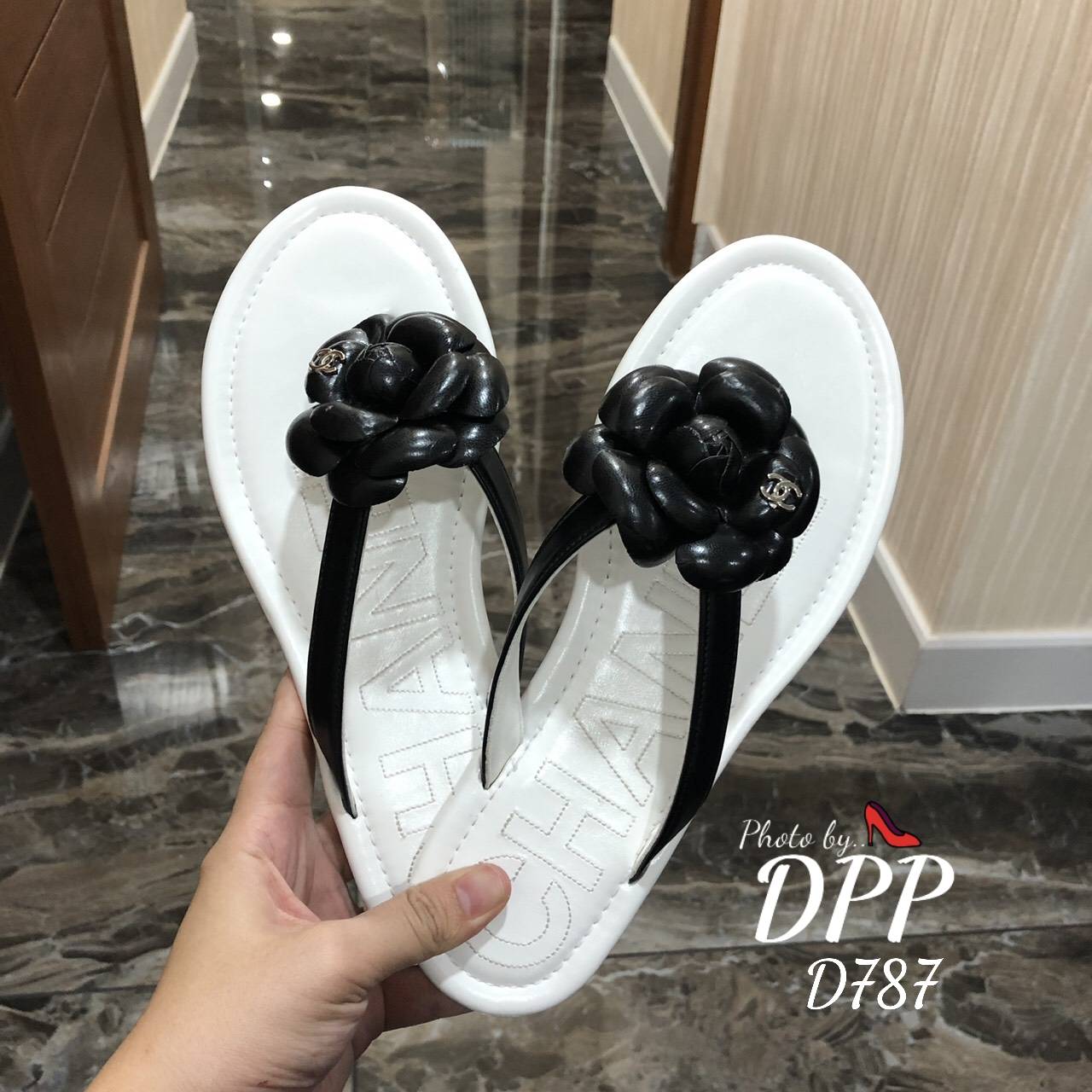 D878 พร้อมส่ง ของเข้าใหม่วันนี้ คะ Chanel sandal ดอกคาเมเลีย ชนช้อป ปักchanel ที่พื้นตามแบบแท้ สวยมาก คอนเลคชั่นนี้ จะออกโทนขาวตามแบรนแท้ ชอบสั่งได้เลย งานสวยมาก