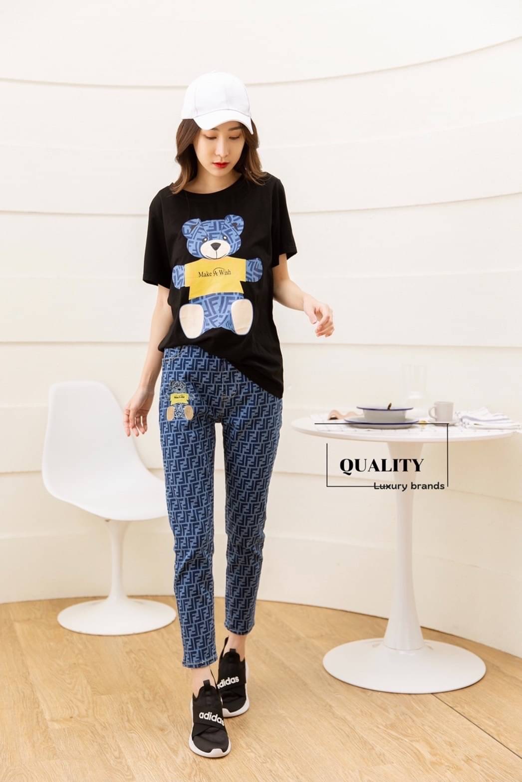 พร้อมส่ง!!! Set jeans เสื้อ+กางเกงขายาว Fendi งานป้าผ้ายืดกระชับได้ผ้าดีมาก ใส่สบาย กางเกงยีนยืดปักโลโก้ เอวสป๊อต มีกระเป๋า 2 ข้างใส่สบาย รีบจัดแนะนำเลย การันตีคุณภาพดีสุด 10/10 lable Fendi