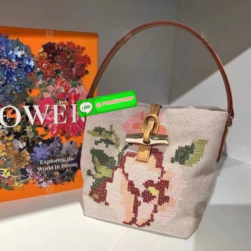 Longchamp Roseau Essential Fleurs กระเป๋าทรงถังขนาดเล็ก วัสดุผ้าฝ้าย ลายปักษ์ดอกกุหลาบ Roseau เป็นคอลเล็คชั่นที่สดใสและเรียบง่าย ซับในสีพื้น อะไหล่สีทอง น้ำหนักเบา จุของได้เยอะ มีสายสะพายไล่ ถอดสายได้ Crossbody ได้