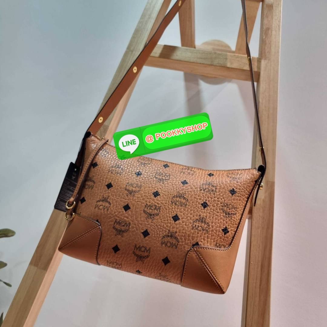 MCM KLARA SHOULDER BAG IN VISETOS ไอเท็มยอดฮิตที่ใครๆต่างก็ตามหา กับกระเป๋าสะพาย สะดวกใช้ ขนาดกำลังดี ดีไซน์เรียบง่าย แต่ซ่อนความหรูคงเอกลักษณ์ วัสดุหนังแคนวาสคุณภาพ รูปเปิด-ปิดง่ายด้วยซิป ภายในโล่งกว้าง ใส่ของจำเป็นในชีวิตได้สบายๆ จัดให้พร้อม original bo
