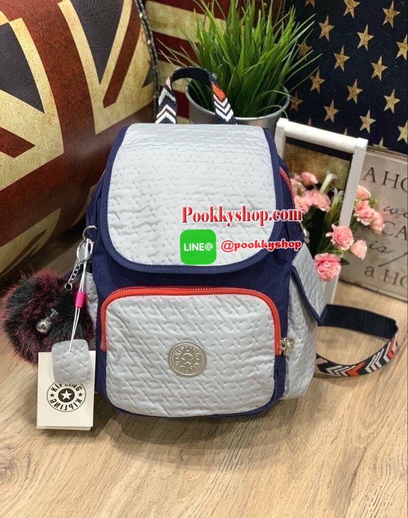 Kipling new grey emb city pack กระเป๋าเป้ที่สะพายได้ทุกวัน ไม่ว่าจะไปเรียน ไปทำงานหรือออกทริปเล็กๆ วัสดุ polymide100% สีสันของกระเป๋ารวมถึงตัวสายดูแมทช์กัน ยังมีช่องใช้งานที่แยกออกเป็นสัดส่วนไม่ว่าจะด้านข้างหรือด้านหน้า เปิดปิดสองชั้นด้วยกระดุมแม่เหล็กและ