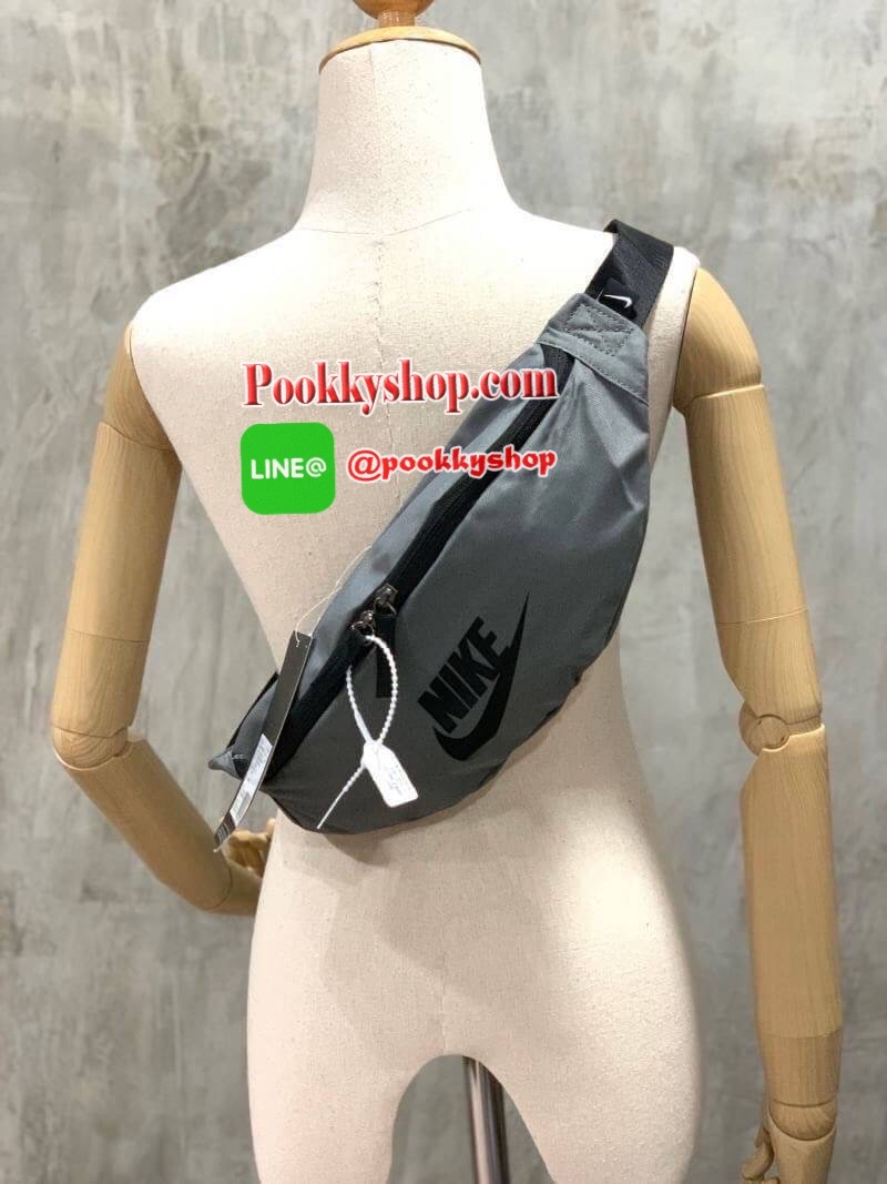 NIKE HERITAGE WAIST BAG (BA5750-010) กระเป๋าทรงคาดเอวและคาดหน้าอกสไตล์สปอร์ต เปิดปิดด้วยซิปคู่ ภายในใส่กระเป๋าสตางค์ยาวได้ ด้านหน้าสกรีนโลโก้แบรนด์ สายคาดปรับความยาวได้ฟรีไซส์ น้ำหนักเบา จะสะพายคาดอกช้อปปิ้งหรือจะวิ่งออกกำลังกายก็ได้คร้า!!