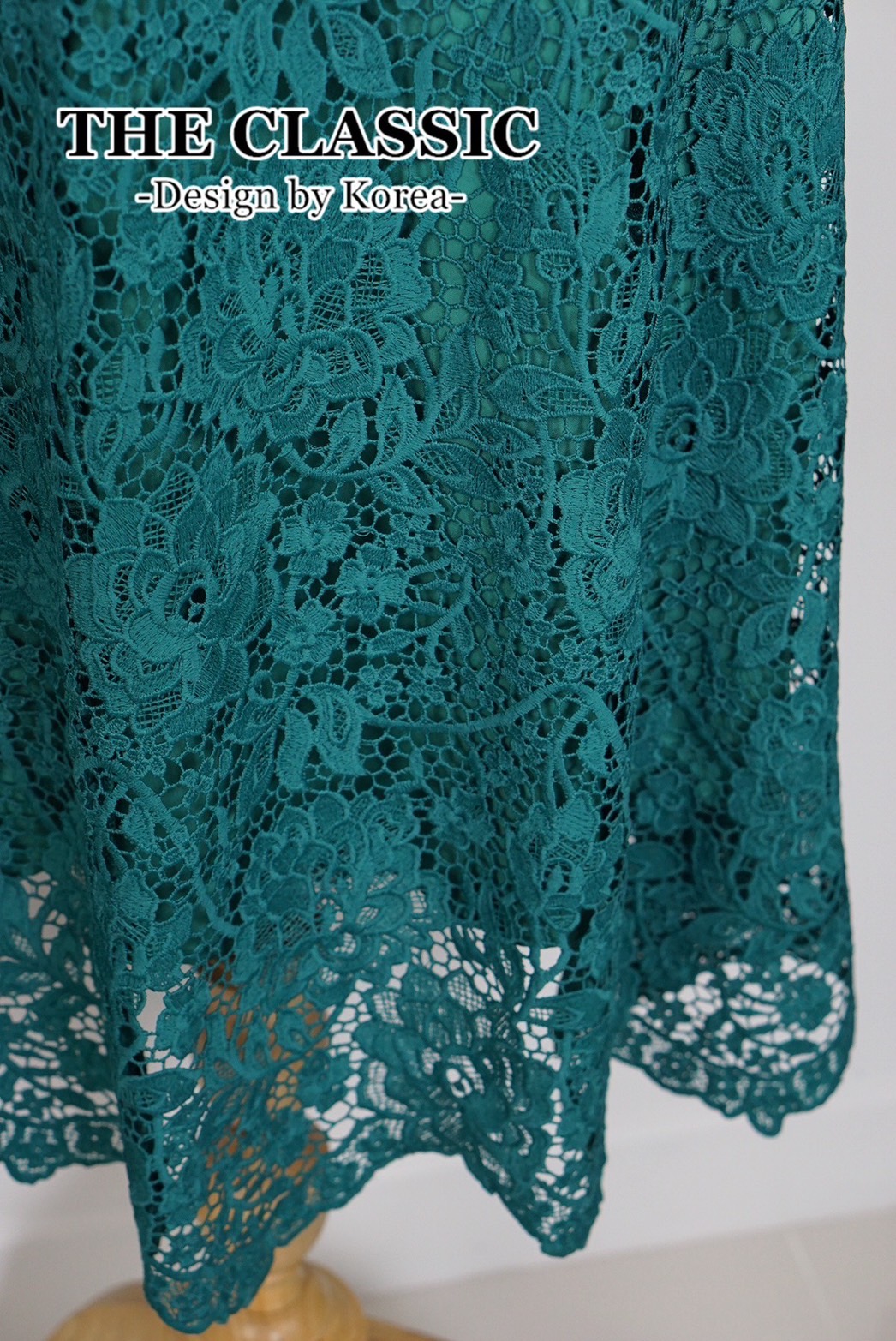 เดรสแฟชั่น เดรสลูกไม้คอเพชรใช้ผ้าลูกไม้เนื้อหนาอย่างดี ขึ้นลวดลายดอกไม้หลากหลายทั้งตัว