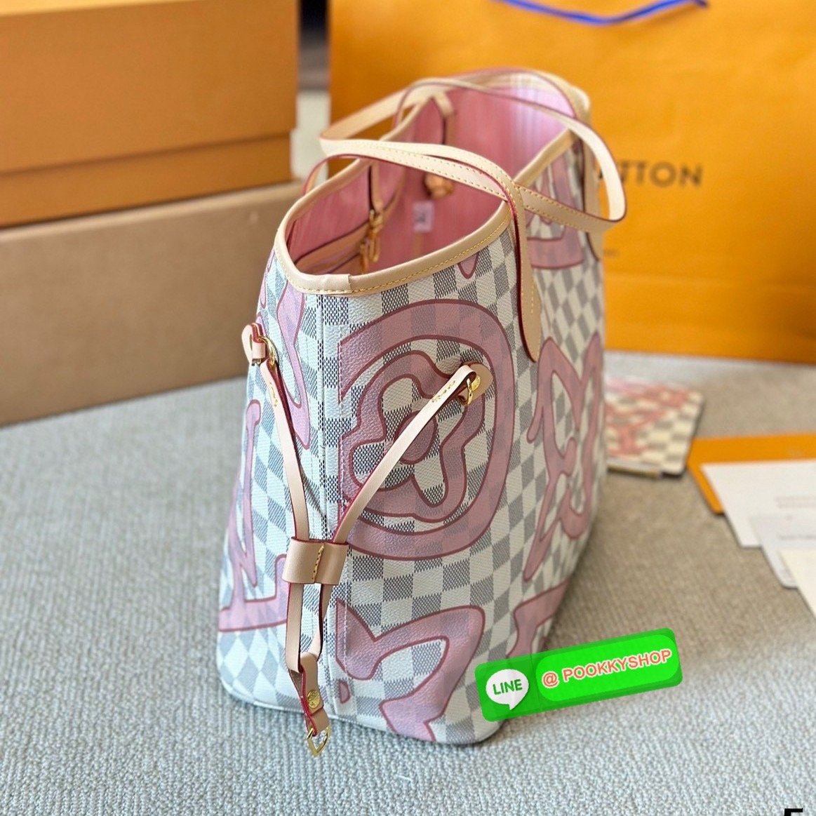 🕊️ พร้อมส่ง | LV Neverfull MM Tahitienne Damier Azur / Capri Monogram กระเป๋าทรงโท้ทใบใหญ่ ดีไซน์ใหม่ สีสันลวดลายโดดเด่นไม่ซ้ำใคร แต่งแต้มลงบนกระเป๋าสร้างดีเทลให้ดูมีมูลค่าเพิ่มขึ้น อัพลุคได้เลย มาพร้อมใบลูก เป็นอีกรุ่นที่มีคนใช้เยอะมากๆ ภายในโล่ง