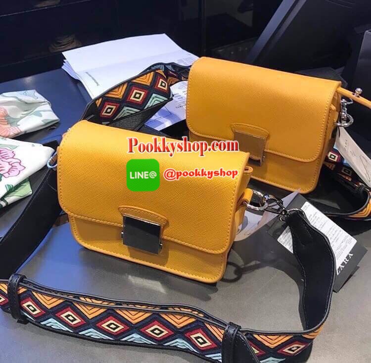Don't Miss! Best Seller! ZARA CROSSBODY WITH 2STRAPS กระเป๋าถือหรือสะพายทรงคลัชรุ่นยอดนิยมวัสดุหนัง Saffiano อยู่ทรงสวยหรูสไตล์ PRADA แข็งแรงทนทาน ดีไซน์เก๋ไม่ซ้ำใคร เปิดปิดด้วยตัวล๊อคเอกลักษณ์ของ ZARA ภายในมีโลโก้ สามารถใส่มือถือ iphone7+ ได้ โดดเด่