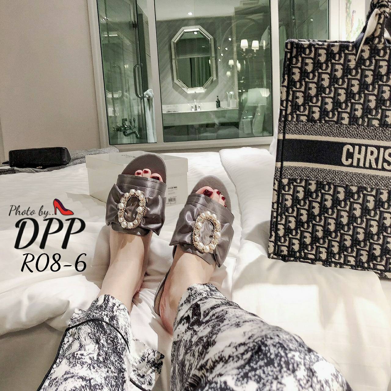 R08-6 พร้อมส่ง Roger vivier sandal 2019 งานใหม่ล่าสุดชนshop ไปเลยจ้า สวยตาแตก ทั้งเพชรทั้งมุข มาเต็มขนาดนี้ รีบจัดเลยน๊า งานผ้าซิน ส้นแบน ทรงสวม สวยม๊ากกกกกก