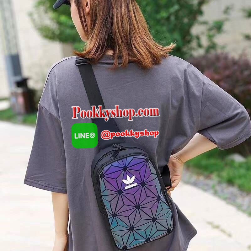 Adidas Originals 3D Mini Airline Waist Bag กระเป๋าสะพายสไตล์สปอร์ตทรงคาดอกรุ่นใหม่ดีไซน์สุดฮิตสไตล์ ISSEY MIYAKE เปิดปิดด้วยซิปคู่ปั้มโลโก้แบรนด์ ภายในสกรีนโลโก้ ช่องกว้างมีช่องใส่มินิไอแพค ใส่กระเป๋าสตางค์ยาวได้ ผลิตจากวัสดุที่โปร่ง ป้องกันการอับชื้นได้ด