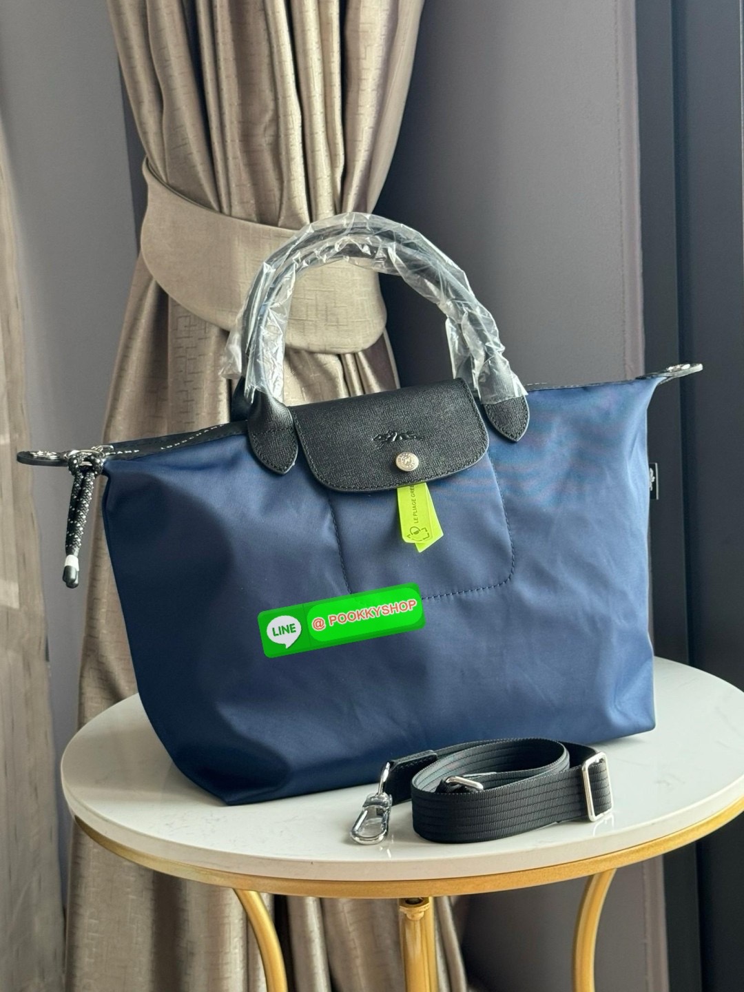 Large Longchamp LE PLIAGE ENERGY L HANDBAG LE PLIAGE รีไซเคิล ECONYLสไตล์สปอร์ต ทันสมัย และใช้งานได้จริง น้ําหนักเบา กระเป๋าใบนี้เป็นเครื่องประดับที่มีเสน่ห์ในอุดมคติที่จะติดตามคุณในทุกกิจกรรมยามเย็นของคุณ มาพร้อมกับสายสะพายไหล่ปรับได้ สามารถพกพาได้ ทั้งแ