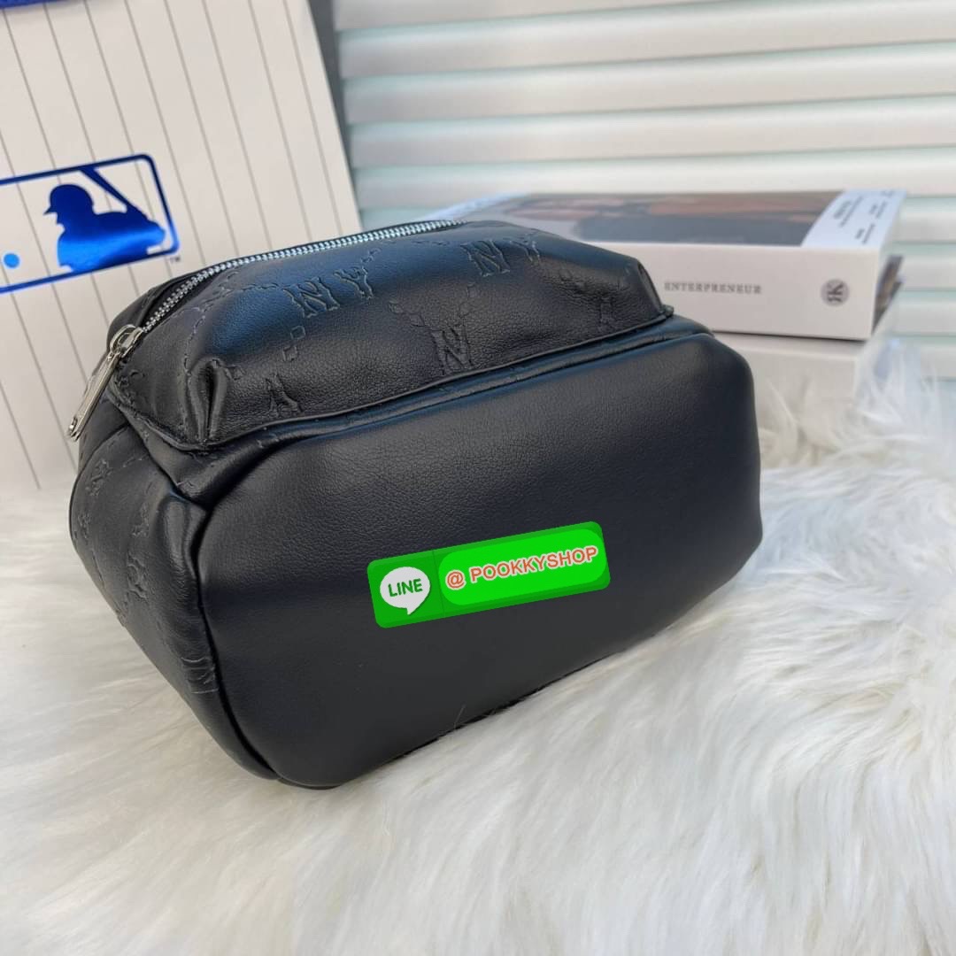 MLB กระเป๋าเป้ วัสดุหนังนิ่ม เปิดปิดด้วยซิปคู่ มี 3 ช่องใช้งาน สายสะพายหลัง ปรับระดับได้