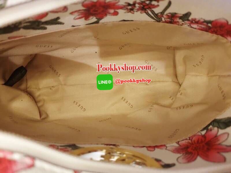 GUESS OPEN ROAD FLORAL MINI TOTE กระเป๋าถือหรือสะพายขนาดกำลังดี วัสดุหนังซาฟิโน่แต่งลายดอกไม้อ่อนหวานสดใส ฐานตั้งอยู่ทรง เปิดปิดด้วยซิป ใส่กระเป๋าสตางค์ยาวได้ สายสะพายปรับระดับได้ สวยน่าใช้จริงๆจ้า