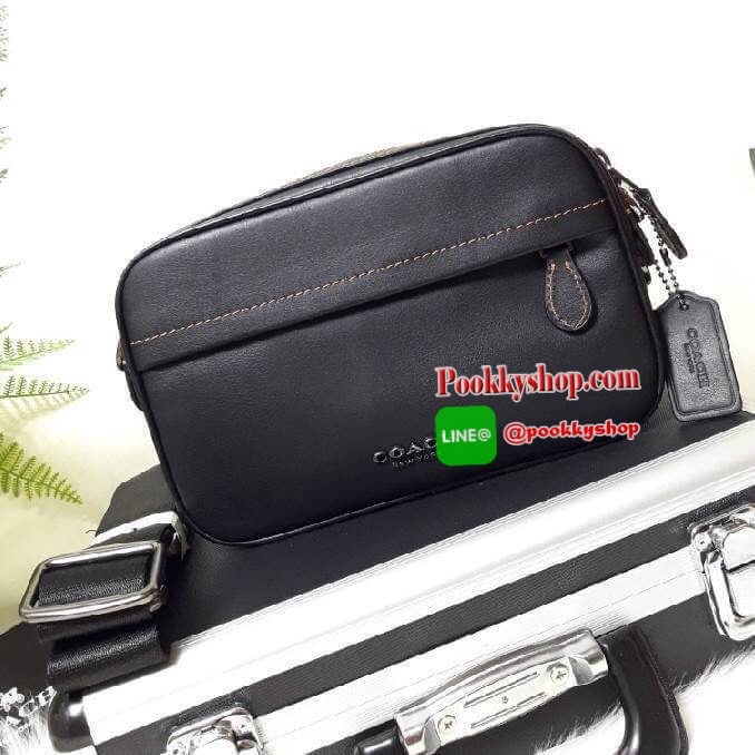 NEW IN !! COACH GRAHAM CROSSBODY IN SIGNATURE LEATHER (COACH F50713) **รุ่นตามหากันเยอะมากๆ** กระเป๋าสะพายข้าง ใช้ได้ทั้งผู้ชายและผู้หญิง โดดเด่นด้วยลาย Signature แบบลาย C นูน สายสะพายถอดได้ สามารถถือเป็นครัชได้ สามารถปรับสายสั้นเป็น คาดอกได้ ขนาดกำลังดี