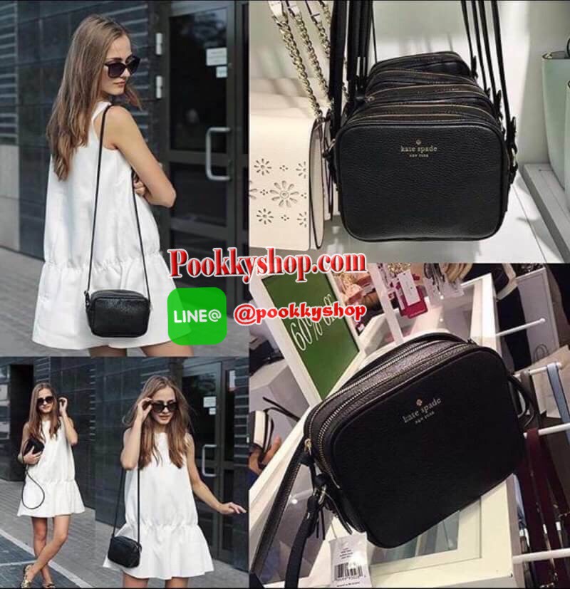 ReStock! รุ่นยอดนิยม Kate Spade NewYork Mini Leather Shoulder Bag กระเป๋าสะพายขนาดมินิหนังสวยหรูอยู่ทรงด้านหน้าประดับโลโก้สีทอง มาพร้อมหัวซิปพู่หนัง และสายสะพายยาวปรับระดับได้ ภายในมีโลโก้ ช่องซิปและช่องเล็ก ซับในสกรีนลายตามแบบฉบับของแบรนด์ ใส่กระเป๋าสตาง