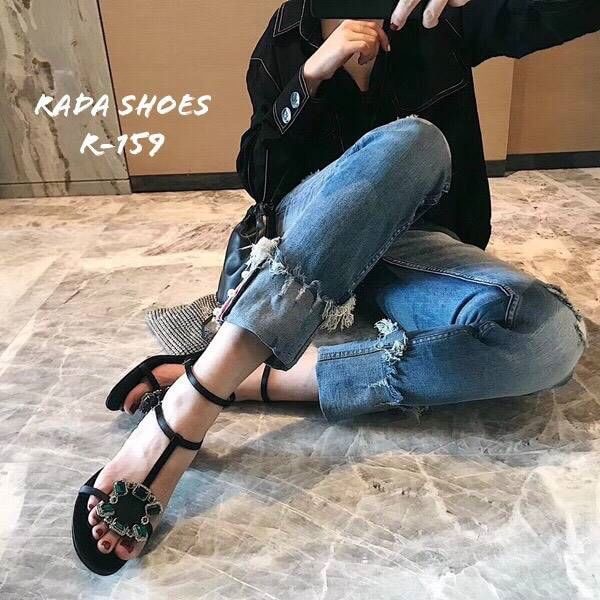 ใครรออยู่ ... ด่วน!!!เลยจ้า สวยถูกมาก... 2019 New Shoes ... รองเท้าโรเจอร์ เพชรเขียว รองเท้า พร้อมส่ง ... รองเท้าแบบใหม่ล่าสุด โรเจอร์เพชรเขียว แบบปังมาก กนะตอบรับใส่สวย สูง 3 นิ้ว งานรัดส้น สายตะข้อเกี่ยว ปรับระดับขนาดได้งานเพชรอลัง สวยสมัยใหม่จ้า